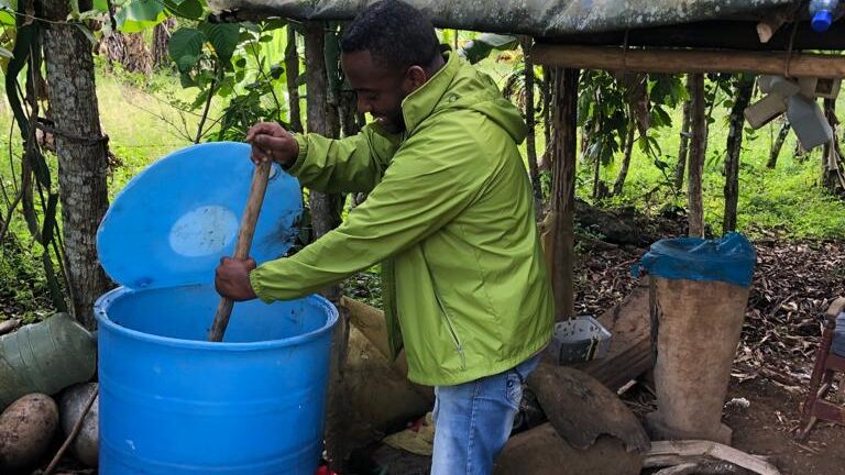 Cacao Forest technicians teach REP producers how to make organic fertilizers